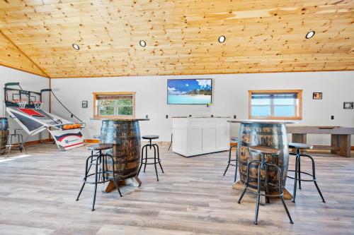 A Song Writers Paradise Hot Tub Once Owned By Dolly Parton - image 9