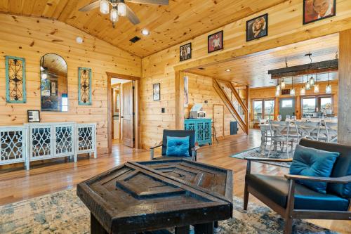 A Song Writers Paradise Hot Tub Once Owned By Dolly Parton - main image