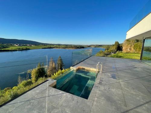 Le Nordic 4 pers - vue imprenable sur un lac dans le Haut-Jura in Grande Riviere