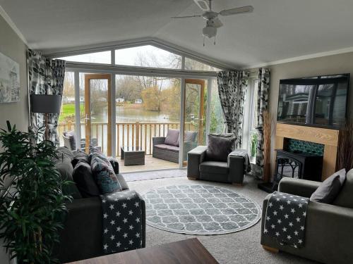 Beautiful and Tranquil Lakeside Lodge - Sleeps 5