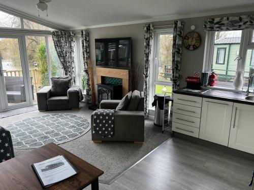 Beautiful and Tranquil Lakeside Lodge - Sleeps 5