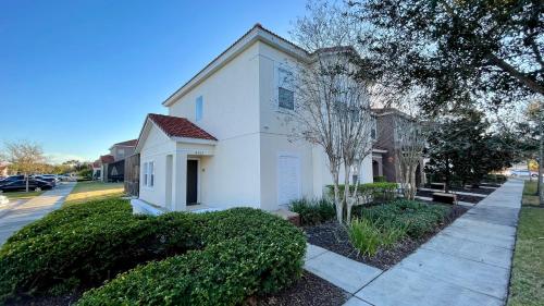 Stunning 4 Bedroom w/ Pool Close to Disney 4562 - image 3