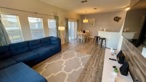 Stunning 4 Bedroom w/ Pool Close to Disney 4562 - image 7