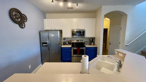 Stunning 4 Bedroom w/ Pool Close to Disney 4562 - image 9