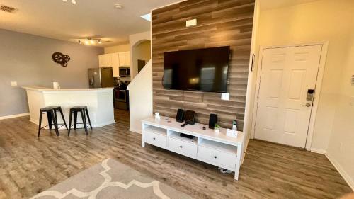 Stunning 4 Bedroom w/ Pool Close to Disney 4562 - image 14