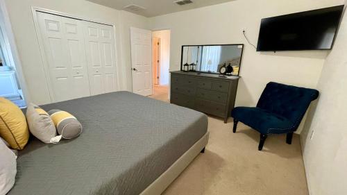 Stunning 4 Bedroom w/ Pool Close to Disney 4562 - image 12