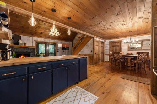 February Savings! 3 King Beds! Creek! Hot Tub! in Blue Ridge, USA
