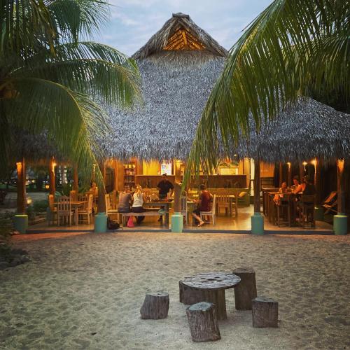 Restaurace, The Happy Coconut Resort in El Limon