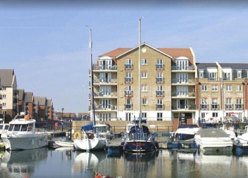 Fabulously located Marina apartment - marina views - Apartment - Pevensey