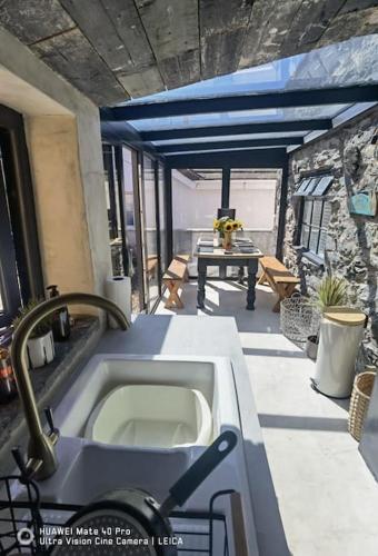 Brynglas Cottage with Hot Tub, Anglesey. in Lanfečreta