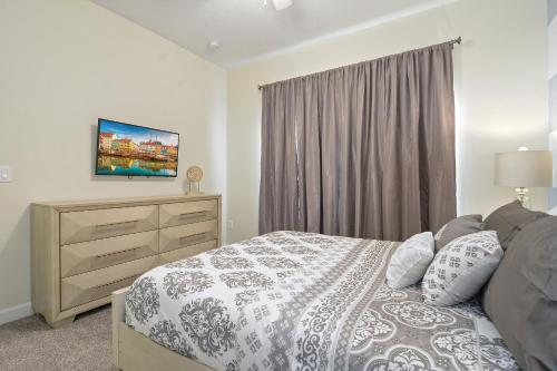 Five Bedrooms w/ GameRoom and Pool 4894 - image 8