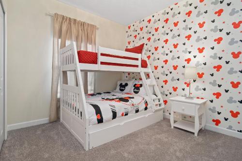 Five Bedrooms w/ GameRoom and Pool 4894 - image 9