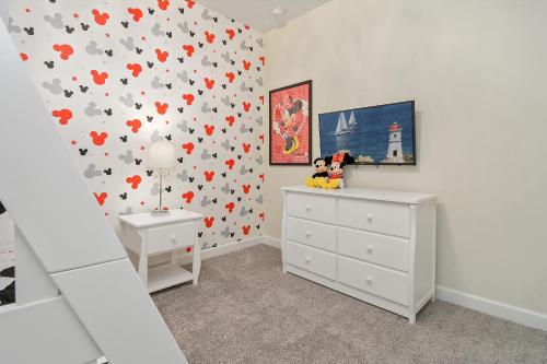Five Bedrooms w/ GameRoom and Pool 4894 - image 11