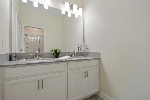 Five Bedrooms w/ GameRoom and Pool 4894 - image 14