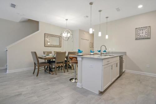Five Bedrooms w/ GameRoom and Pool 4894 - image 10