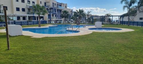 Junto al mar y con piscina abierta