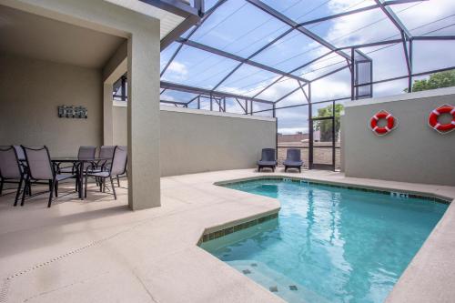 Marvelous 4 Bedroom w/ Screened Pool Close to Disney 4977 - image 2