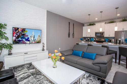 Marvelous 4 Bedroom w/ Screened Pool Close to Disney 4977 - image 11