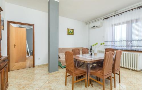  One-Bedroom Apartment in Divsici in Divšići