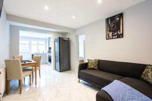 Amazing 3 bedroom, 2 bathroom, ground floor flat with garden, near train Station and bus stop, Londres