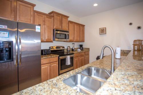 Stunning 4 Bd w/ Pool Close to Disney 8940 - image 10
