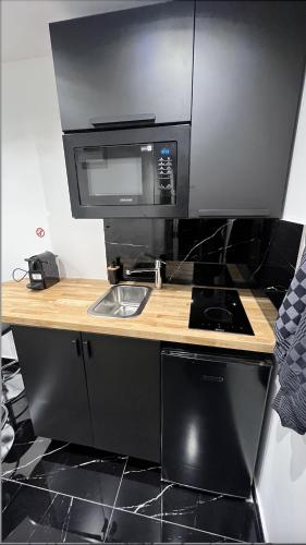 Bella vita - Studio tout équipé - Tv Netflix - centre ville 100m- Gare 50m - Basilique 200m (Bella vita - Studio tout equipe - Tv Netflix - centre ville 100m- Gare 50m - Basilique 200m) in ลิซิเออ