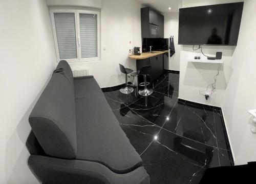 Bella vita - Studio tout équipé - Tv Netflix - centre ville 100m- Gare 50m - Basilique 200m (Bella vita - Studio tout equipe - Tv Netflix - centre ville 100m- Gare 50m - Basilique 200m) in ลิซิเออ