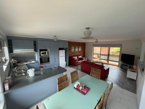 Beach and Cafes on your Doorstep - 3 Bedrooms, Sleeps 6 - North Shore