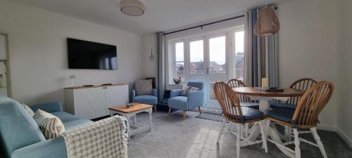 HighTide - 2 bed with parking, balcony & sea view.