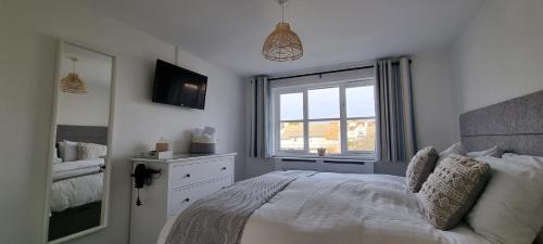 HighTide - 2 bed with parking, balcony & sea view.