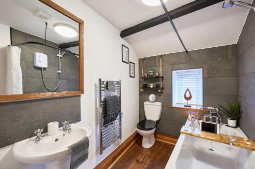 Bathroom, Cosy Cumbrian cottage for your country escape in Brough Town Center