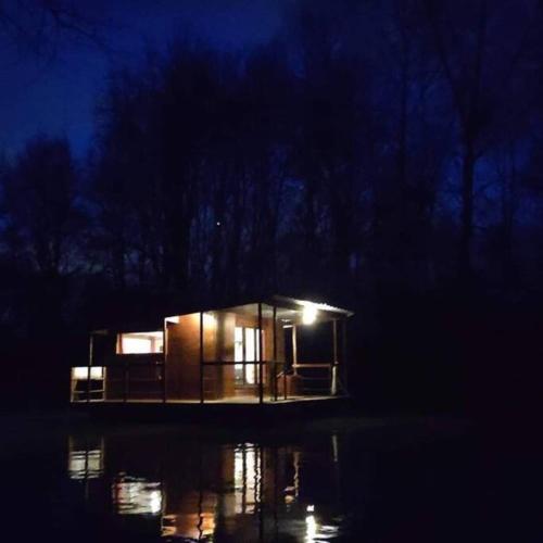 Cabane flottante idyllique pour pêche ou repos