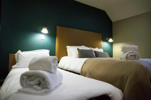 1 king bed, 1 sofa bed