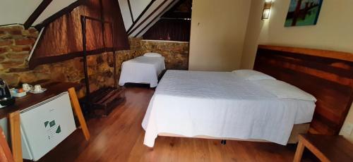 1 double bed, 1 twin bed