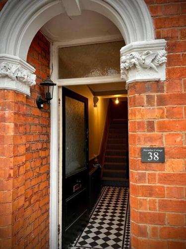 مدخل, Historic & Stylish Cottage in Charlton Kings