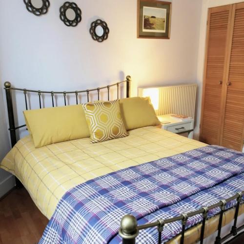 Central Stockbridge area cosy & quiet room, in family flat - 1 FEMALE GUEST ONLY
