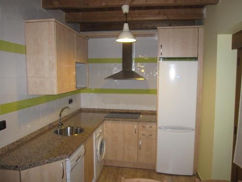virtuve, Apartamentos Turisticos EL Duende de Carricuende in Valderrueda