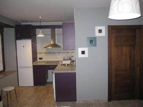 virtuve, Apartamentos Turisticos EL Duende de Carricuende in Valderrueda