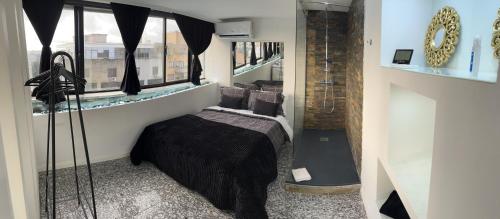 Modern Room with Indoor Shower Near the River - Quarto Moderno com Duche interior Próximo da Ribeira 2
