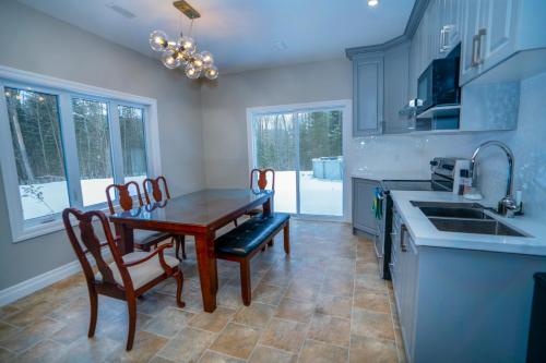 Mountain House in the Heart of Haliburton, Mins to Lake