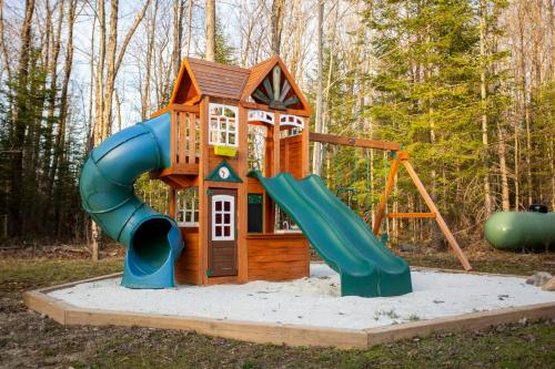 ملعب للأطفال, Mountain House in the Heart of Haliburton, Mins to Lake in Haliburton