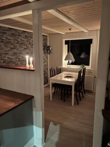 The Cozy red house with Amazing sea view in Hósvík