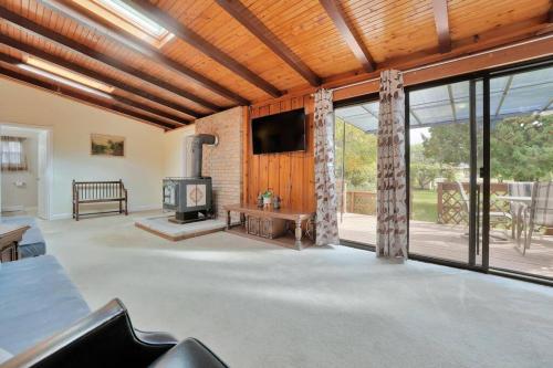 Rustic cottage on Canal Lake in Kawartha Lakes