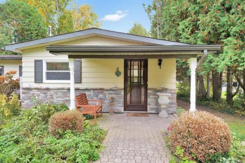 Rustic cottage on Canal Lake in Kawartha Lakes