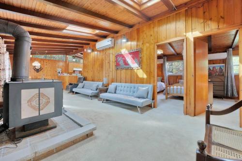Rustic cottage on Canal Lake in Kawartha Lakes