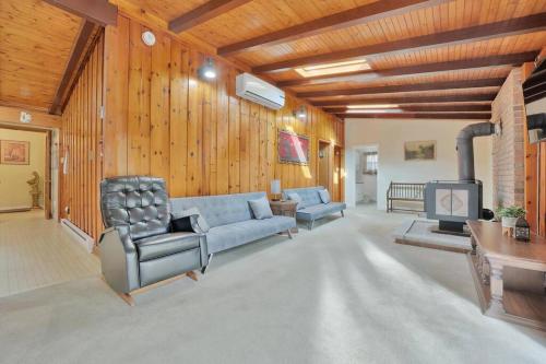 Rustic cottage on Canal Lake in Kawartha Lakes