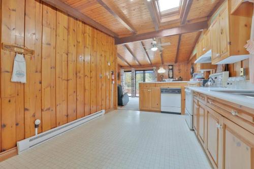 Rustic cottage on Canal Lake in Kawartha Lakes