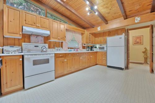 Rustic cottage on Canal Lake in Kawartha Lakes