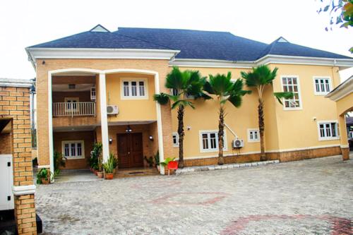 SMART APARTMENT - 4-bedroom Short-Stay home in a secured location photo 2