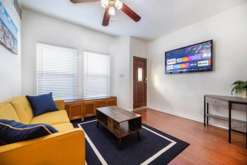 Charming mini-suite in West Campus! in Austin, USA